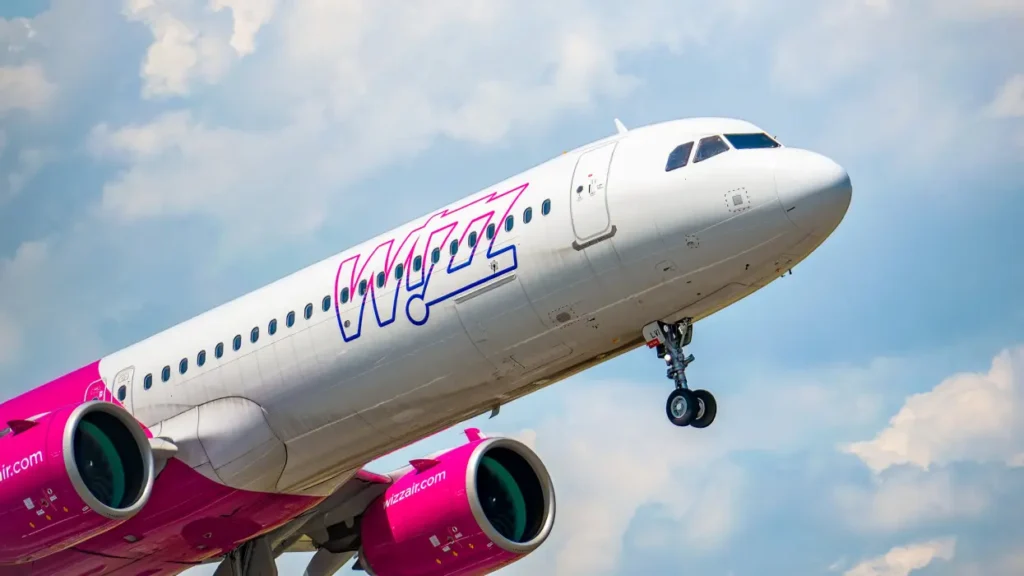 طائرة ويز إير (Wizz Air) تحلق في السماء: أرخص خيار للسفر بين الشرق الأوسط وأوروبا.