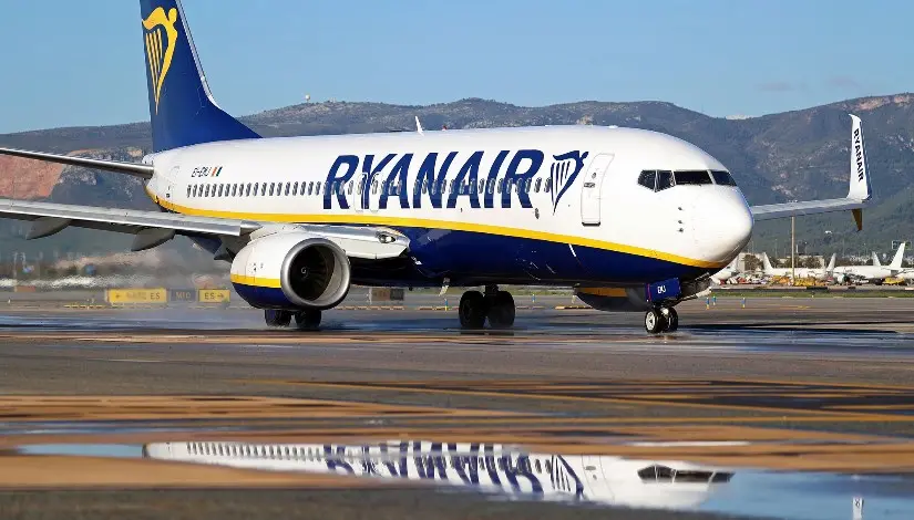 طائرة رايان إير (Ryanair) على المدرج: أرخص طيران اقتصادي للسفر داخل أوروبا.