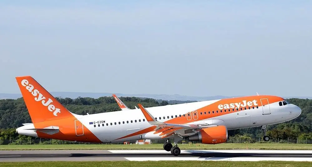طائرة إيزي جيت (EasyJet) على المدرج: من أشهر شركات الطيران الاقتصادي في أوروبا.