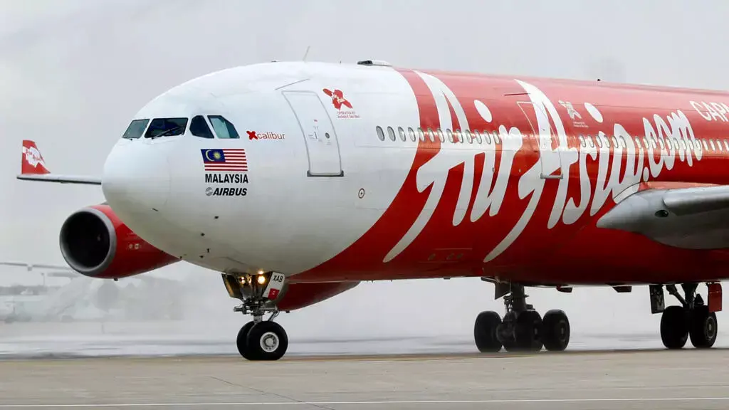 طائرة طيران آسيا (AirAsia) على المدرج: واحدة من أرخص خطوط الطيران في العالم وآسيا.