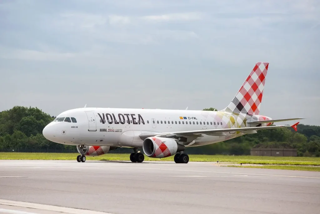 طائرة فولوتيا (Volotea) على المدرج: طيران اقتصادي يربط مدن أوروبا الصغيرة.