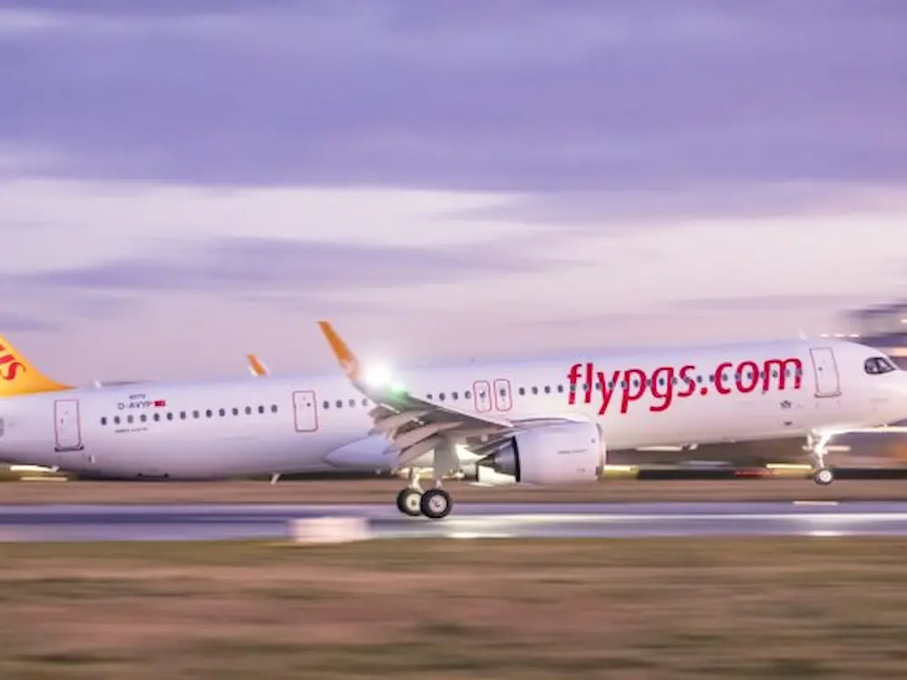طائرة طيران بيغاسوس (Pegasus Airlines) التركية على المدرج: أرخص طيران اقتصادي لتركيا.