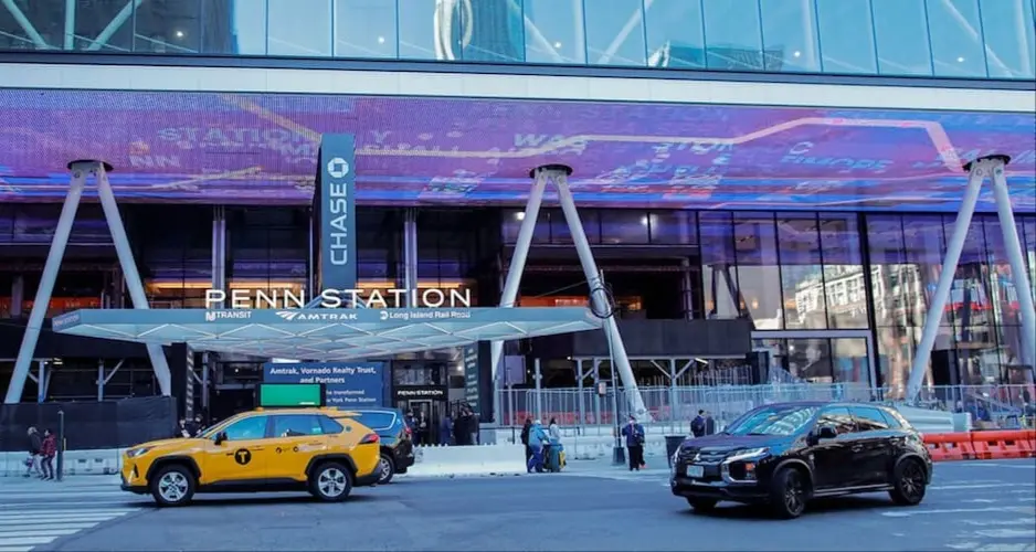 مدخل محطة بن ستيشن Penn Station في وسط مانهاتن والتاكسي الأصفر - نقطة انطلاق قطار ملعب ميتلايف.