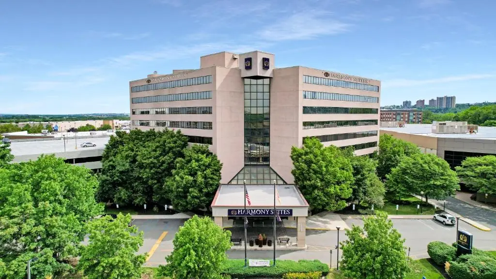 غرفة فندقية في هارموني سويتس (Harmony Suites) في منطقة سيكوكس، خيار اقتصادي لكأس العالم.