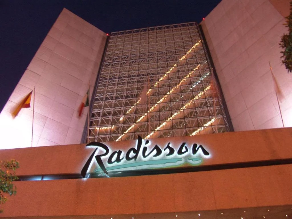 واجهة فندق راديسون بارايسو (Radisson Paraiso) في جنوب مكسيكو سيتي، الأقرب لملعب أزتيكا.