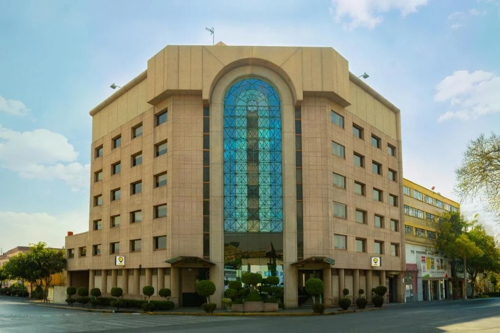 واجهة فندق إسكالا سيجلو 21 (Hotel Escala Siglo XXI) في وسط مكسيكو سيتي، خيار اقتصادي بتقييم عالي