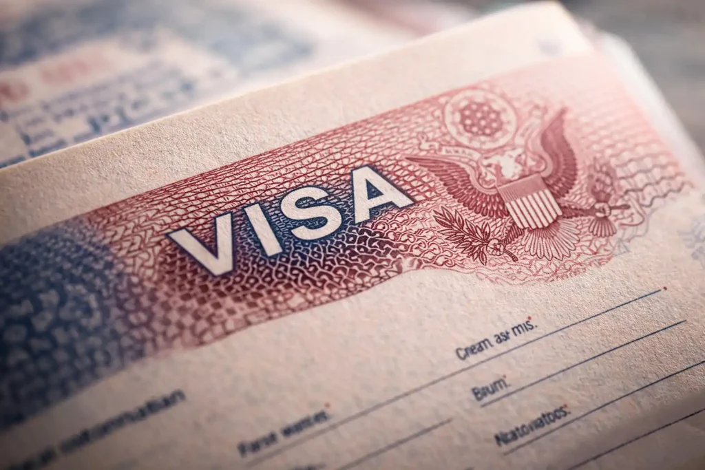 ختم تأشيرة أمريكا السياحية (Visa B1/B2) على جواز السفر.