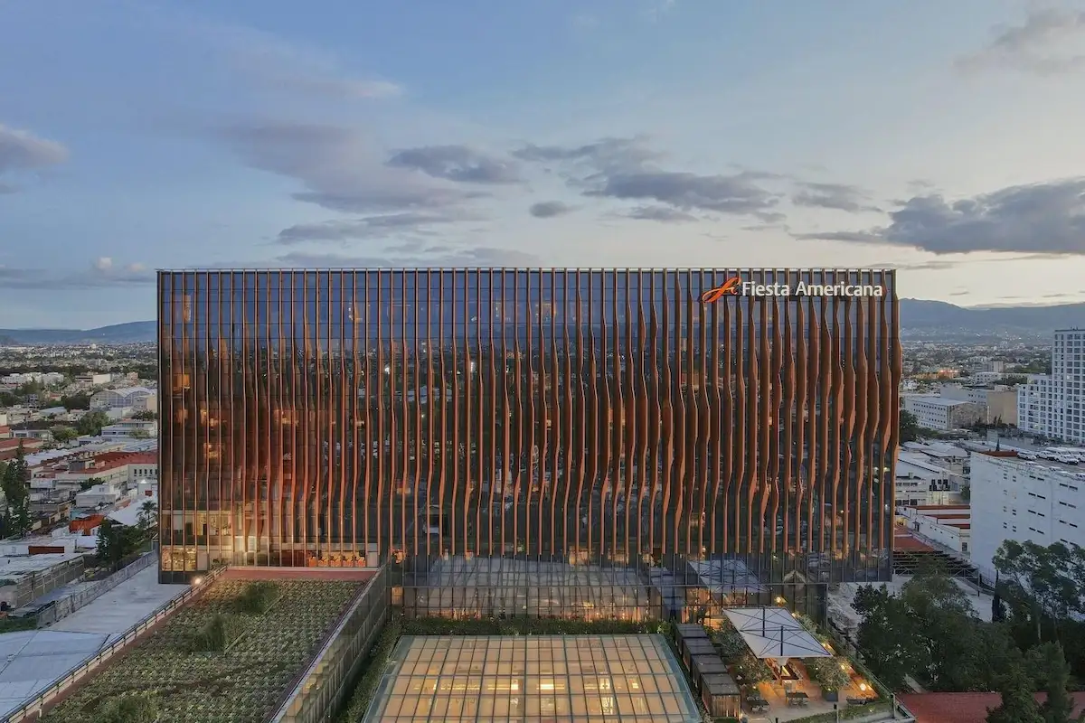 واجهة فندق فييستا أمريكانا (Fiesta Americana Viaducto Aeropuerto) الحديثة في مكسيكو سيتي بالقرب من المطار