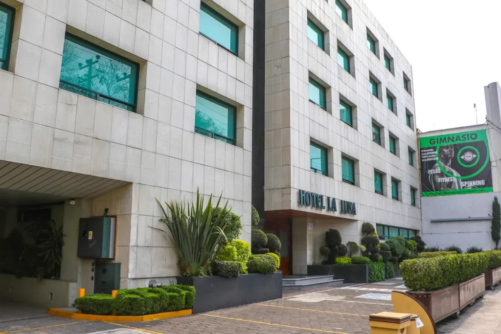 واجهة فندق لا لونا (Hotel La Luna) في مكسيكو سيتي، أقرب خيار لملعب أزتيكا.