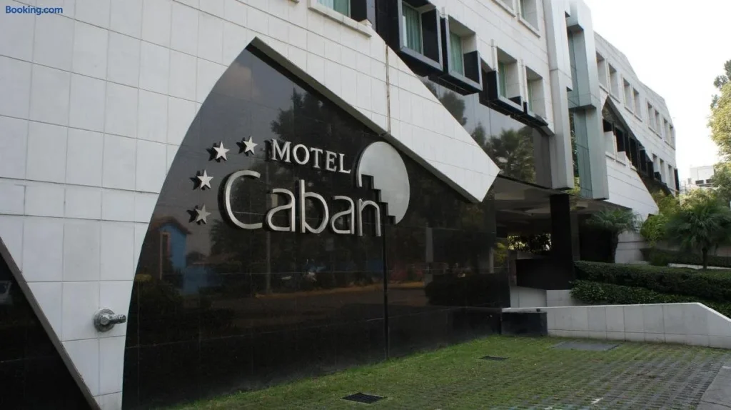 واجهة فندق وموتيل كابان (Motel Caban) في منطقة سوتشيميلكو، خيار اقتصادي قرب ملعب أزتيكا